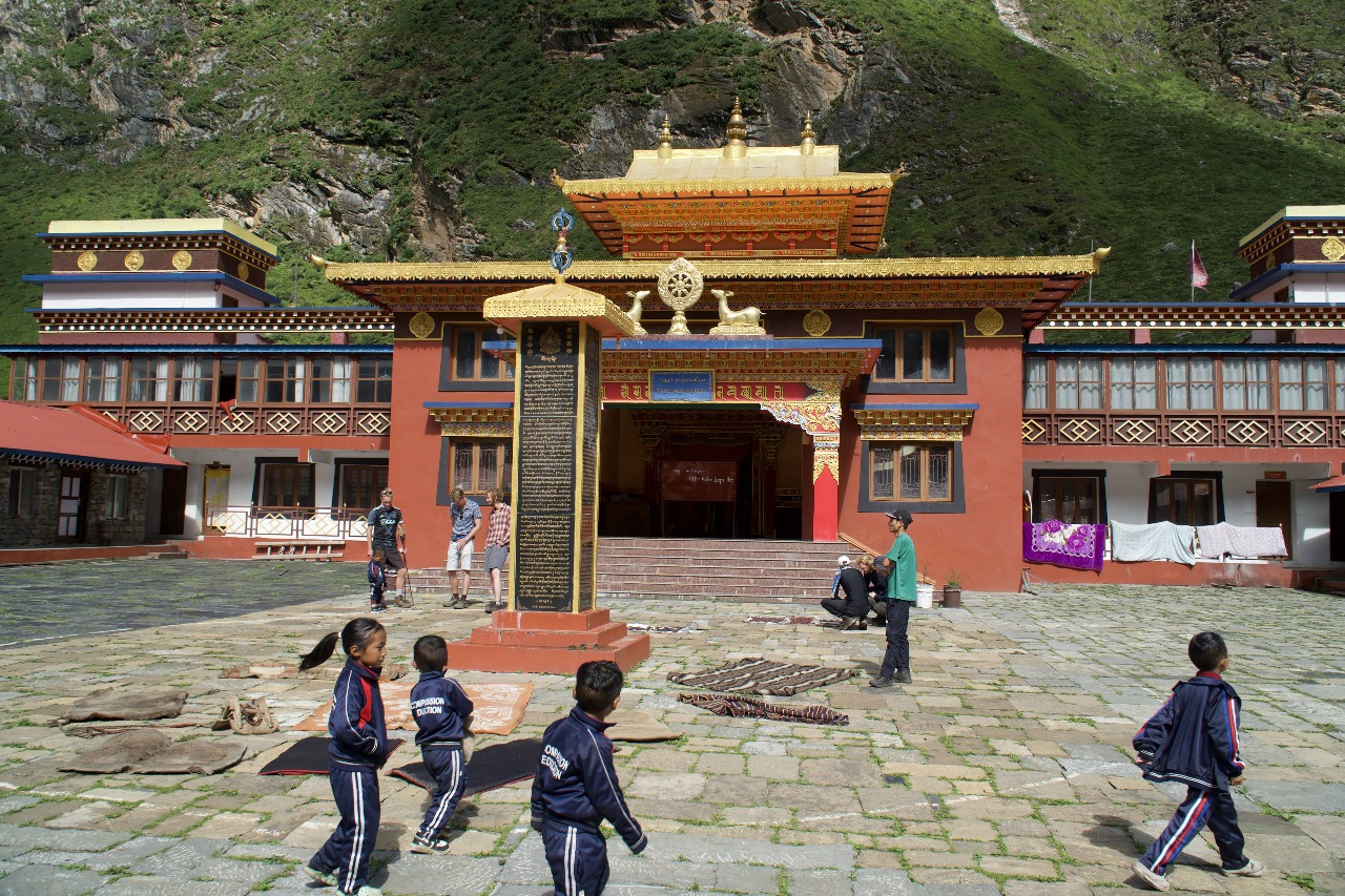 Manaslu circuit trek 17 days